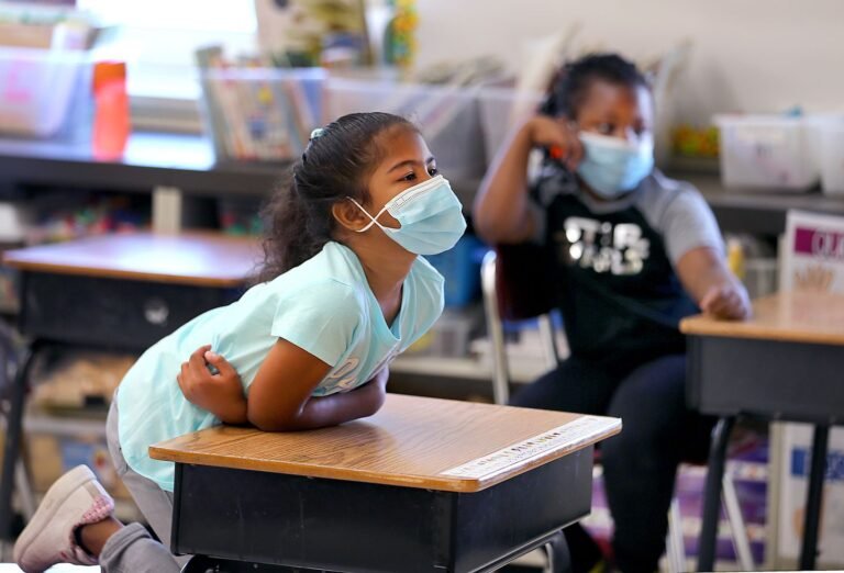 Fondos de ayuda para escuelas penalizadas por políticas de mascarillas y COVID-19