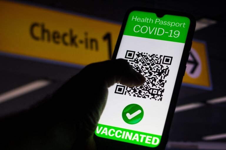 Gobernador considera lanzar pasaporte digital de vacunas