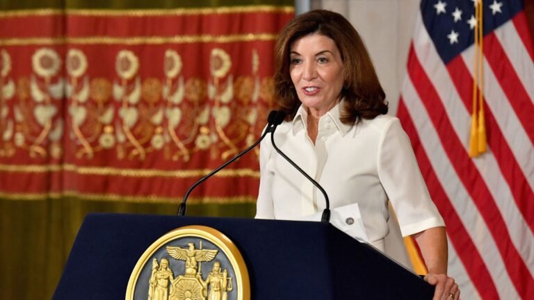 Gobernadora pide a legisladores regresar a Albany para abordar crisis de vivienda