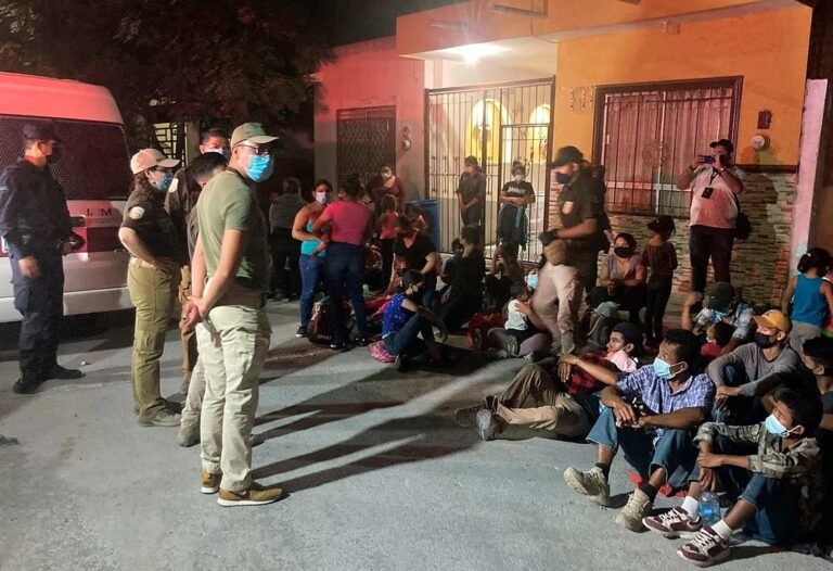 INFORME ESPECIAL Hallan a 648 migrantes en autobuses y viviendas del norte de México