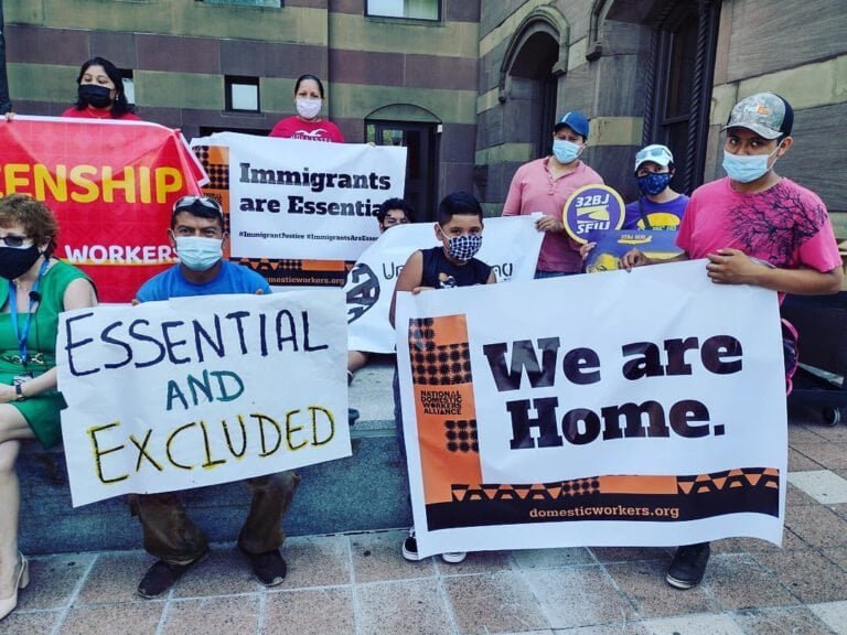 Inmigrantes exigen que Congreso cumpla con ciudadanía para trabajadores esenciales
