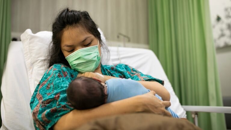 Madres positivas para COVID-19 tienen mayor riesgo de parto prematuro