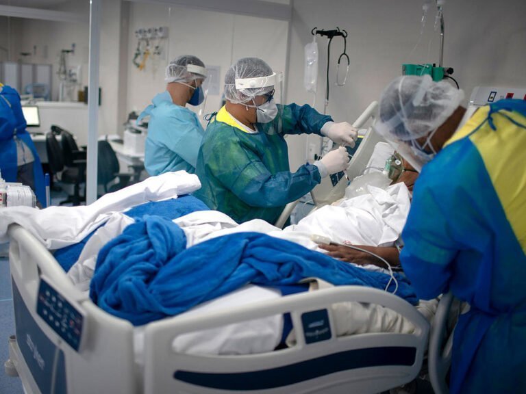 Más de 50 vacunados han muerto al contraer COVID-19