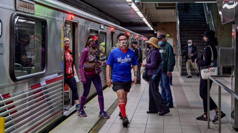 Pasajeros de trenes que se nieguen a usar una máscara recibirá una multa de 50 dólares