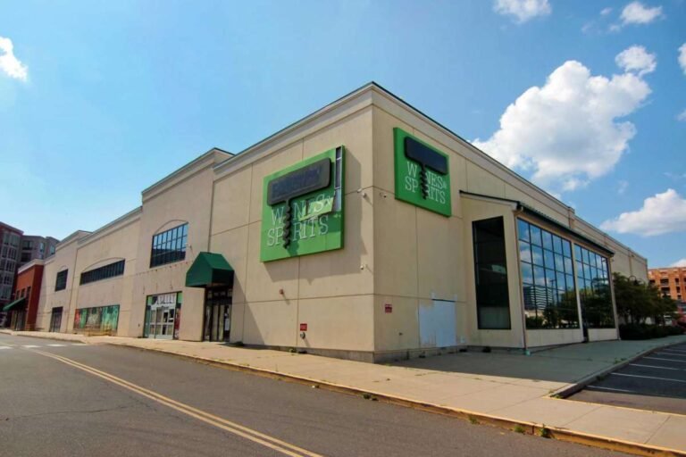 Un año después, el antiguo sitio de Fairway Market sigue vacío