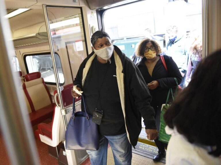 Viajeros que no usen mascaras en trenes pagarán multa de $50