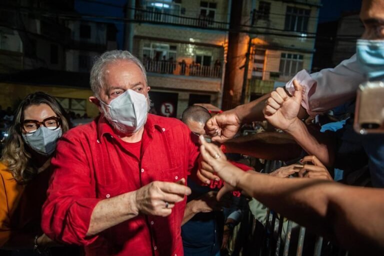 Lula mantiene amplia ventaja en sondeos para elección presidencial en Brasil