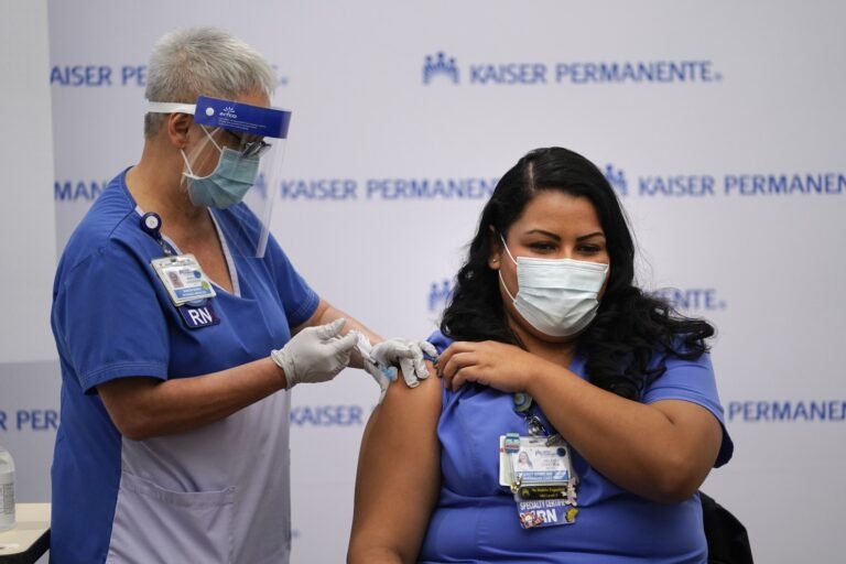 Aumenta vacunación en trabajadores de la salud