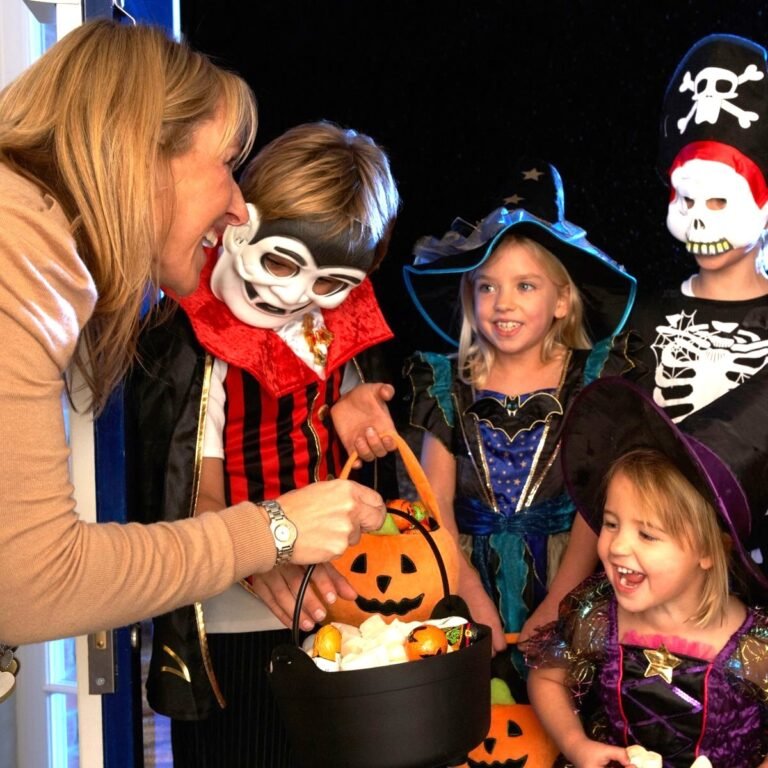 Brindan consejos para que niños estén seguros mientras piden dulces en Halloween