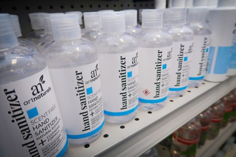 Ciertos desinfectantes para manos pueden contener químicos que causan cáncer, advierte la Food and Drug Administration (FDA)