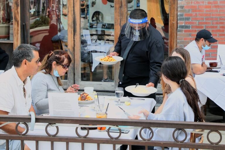 Desempleo cae, pero recuperación de puestos de trabajo sigue siendo lenta