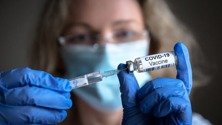 Dosis de refuerzo vacuna contra el COVID-19, quién se la puede poner y requisitos