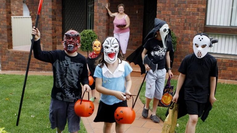 Experto recomienda que celebración de Halloween vuelva a ser al aire libre, tras disminución de casos de COVID-19