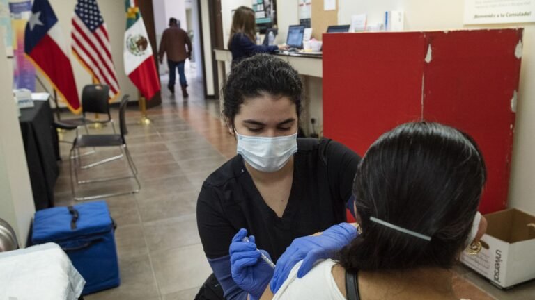 Fondos para que consulados mexicanos vacunen a hispanos