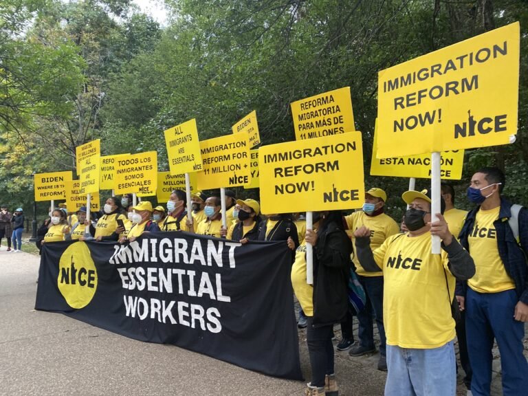 Inmigrantes duermen frente a casa de Senador federal para exigir la reforma migratoria