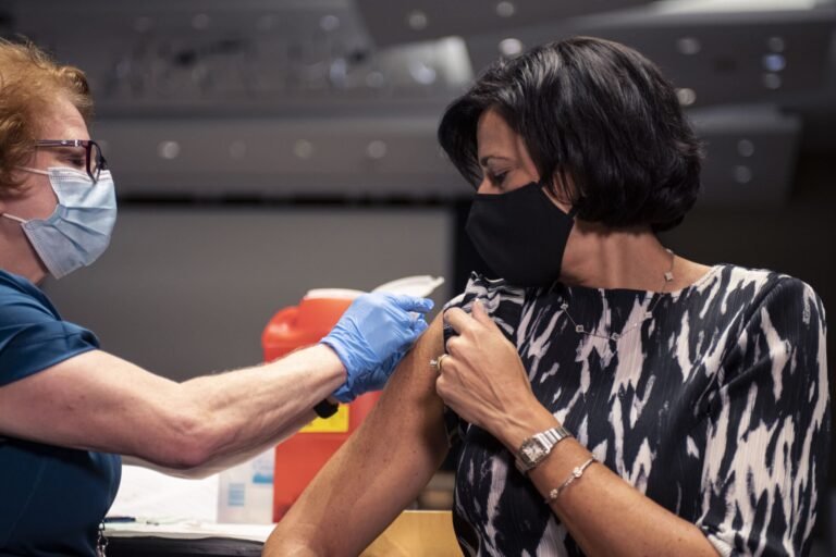 Instan a vacunarse contra la influenza