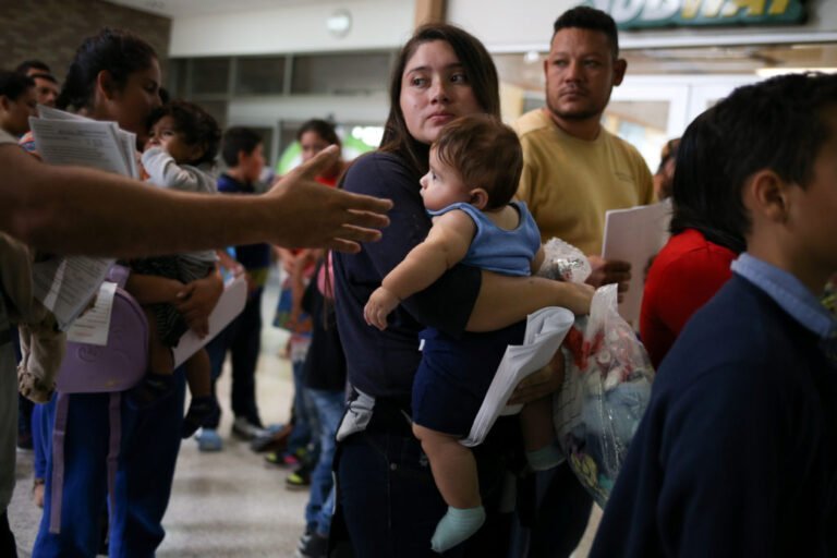 Más niños inmigrantes son trasladados en avión a Westchester