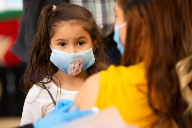 Padres esperan concertar citas para vacuna contra COVID-19 para niños pequeños