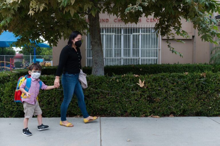 Niños con discapacidades enfrentan retos especiales por covid al regresar a la escuela