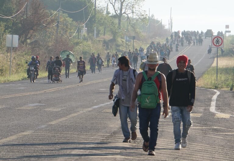 Caravana migrante resiste enferma en su avance por el sur de México