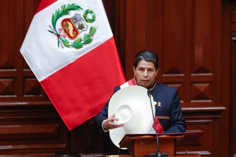 Castillo cumplió 100 turbulentos y contradictorios días al mando de Perú