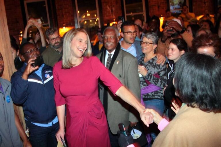 Caroline Simmons, primera mujer electa como alcaldesa de Stamford