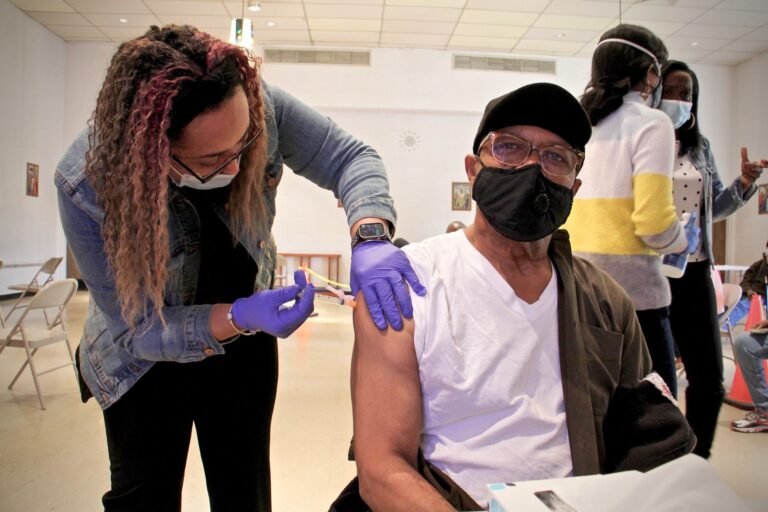 Dónde obtener una vacuna de refuerzo contra el COVID-19 en CT