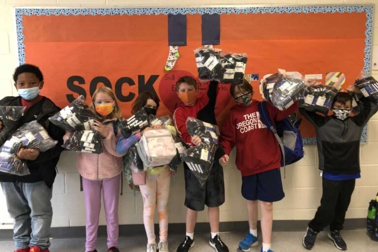 Escuela recolecta 2 mil 440 pares de calcetines para los más necesitados