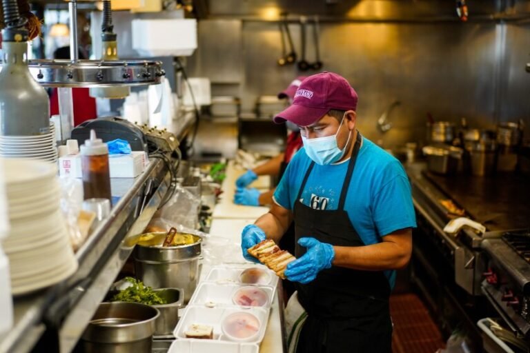 Estos programas ayudan a restaurantes de NY devastados por la pandemia