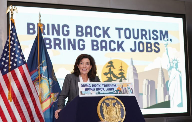 Gobernadora promete $450 millones para el turismo de NY y sus empleados