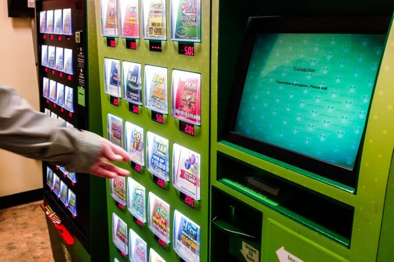 Hispana acusada de robar $1 millón de premio de lotería de su primo