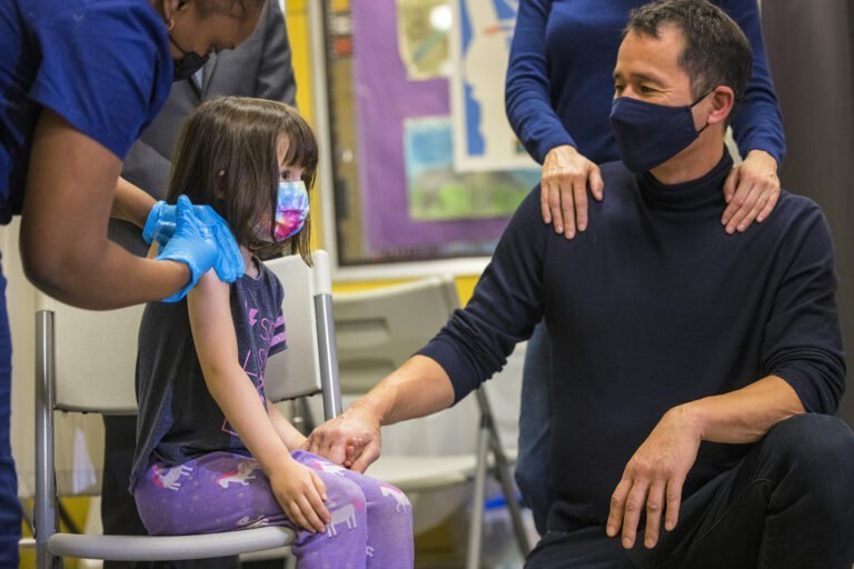 Iniciativa para animar a padres a vacunar a niños contra el COVID-19