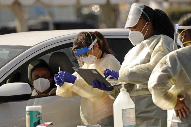Las 50 mutaciones de nueva variante de COVID-19 la hacen diferente del virus original
