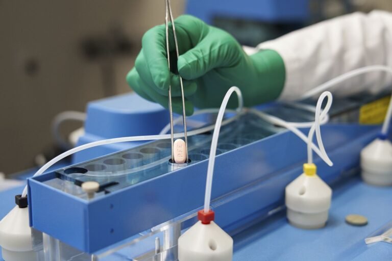 Pfizer pide a federales que aprueben píldora contra el COVID-19