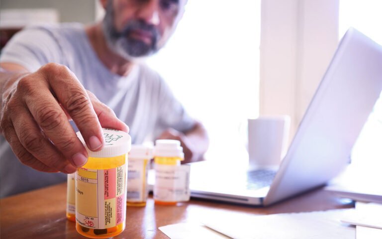 Planes de Medicare Advantage cuestan miles de millones de dólares más de lo que deberían, revela informe