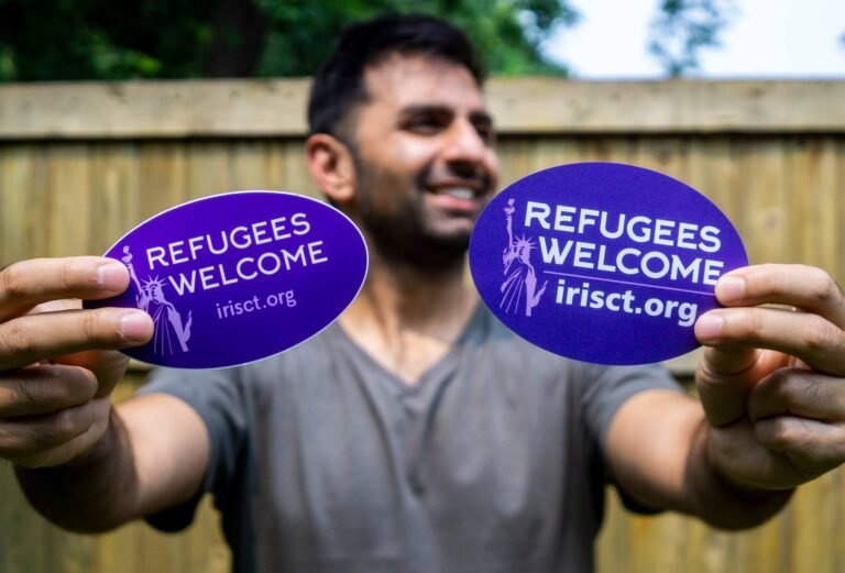 Recaudan fondos para organización que ayuda a inmigrantes y refugiados