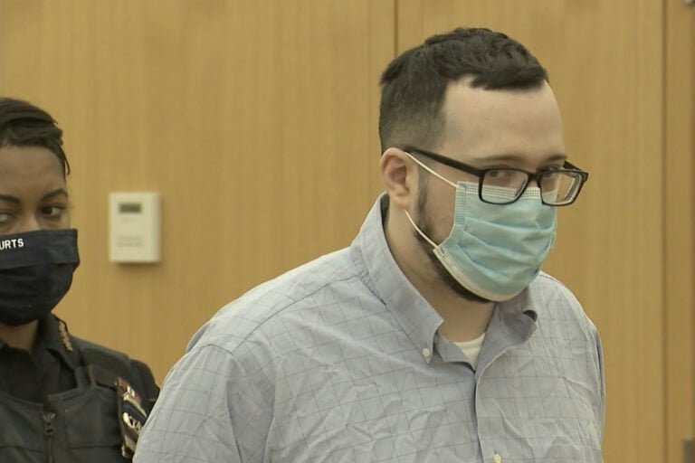 Sentenciado por apuñalar al azar a una joven de 17 años