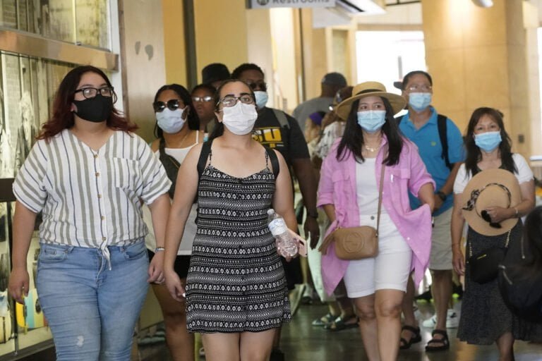 Stamford vuelve a ordenar uso de máscaras en interiores