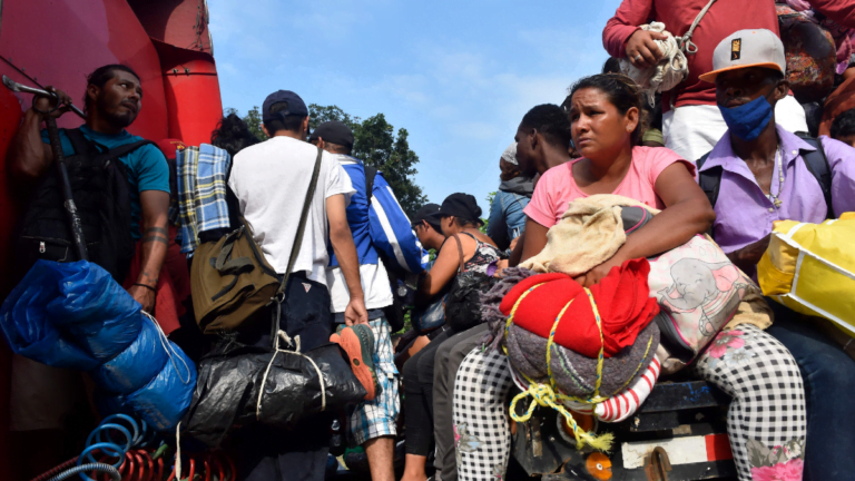 “¡Mentiras, nos van a deportar!”, inmigrantes desconfían de las promesas de México