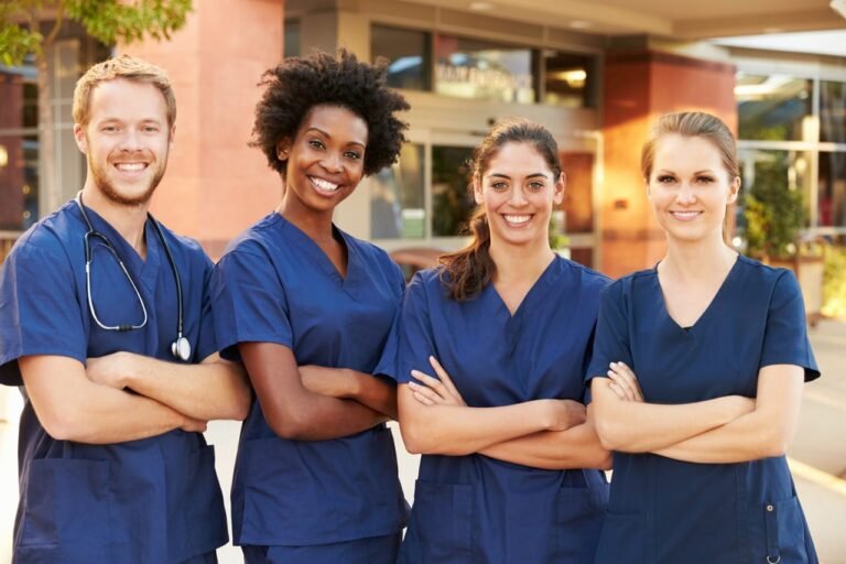 Becas disponibles para estudiantes y trabajadores de enfermería