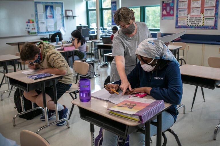 Casos de COVID-19 en escuelas se duplicaron en un mes