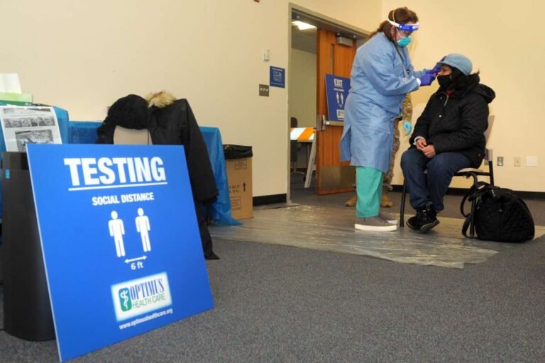 Centros de salud comunitarios presionan a Estado por más pruebas contra COVID-19