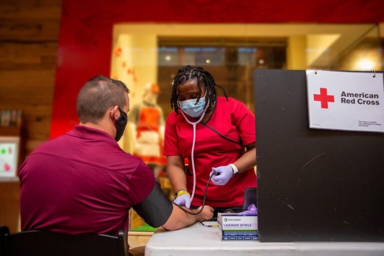 Cruz Roja insta donar sangre para afrontar escasez del vital líquido antes de Navidad y Año Nuevo