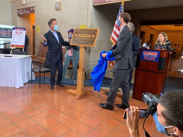 Departamento de Transporte y New Haven firman contrato de arrendamiento en estaciones de trenes