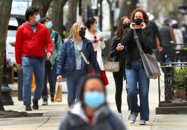 Funcionarios debaten próximos pasos en medio del aumento de COVID-19