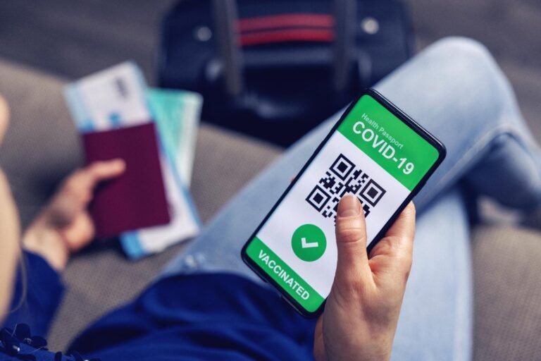Gobernador considera usar sistema de pasaportes COVID-19 para empresas