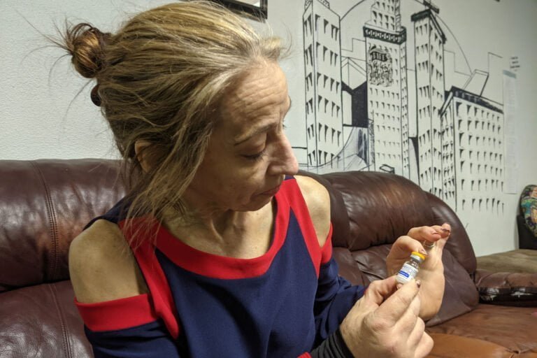 Con más muertes por sobredosis, defensores claman por una naloxona de venta libre