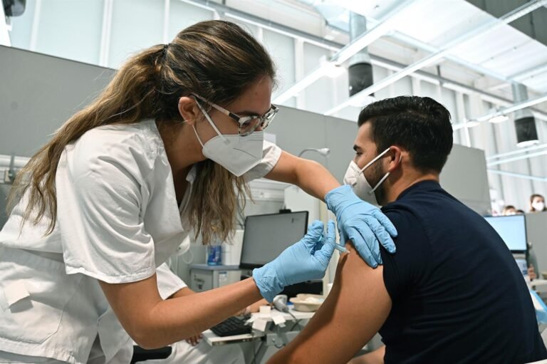 NY ofrece $100 a quienes se pongan la dosis de refuerzo