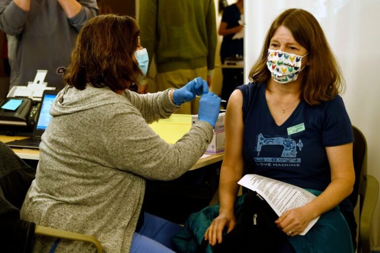 Supremo rechaza bloqueo de mandato de vacunación de personal médico en NY