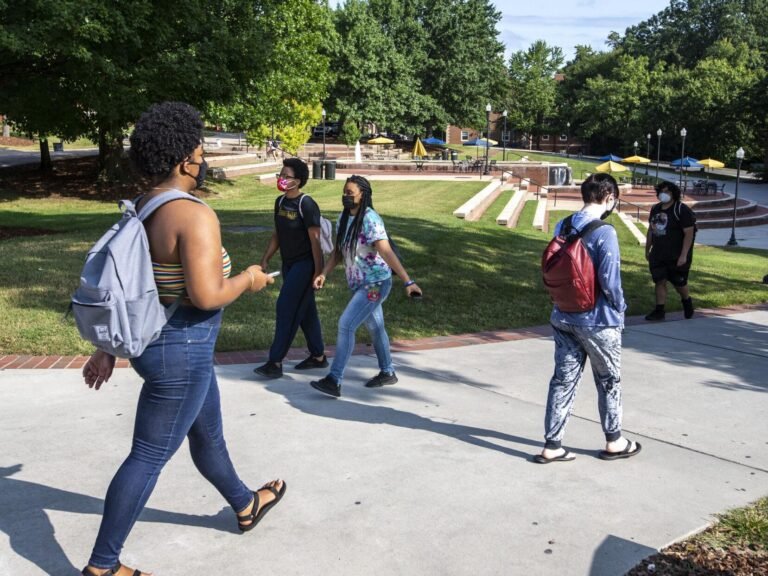 Universidades requerirán vacunas de refuerzos el próximo semestre